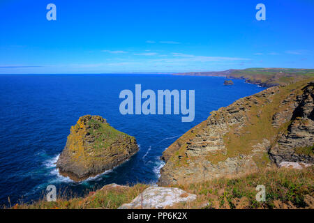 Küste von North Cornwall Blick auf boscastle von Tintagel schönen blauen Himmel und Meer Stockfoto