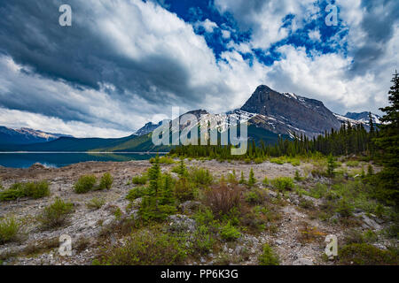 Schöne Bergwelt von Upper Kananaskis Lake an einem kühlen bewölkten und regnerischen Tag im Frühsommer. Stockfoto