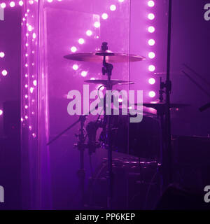 Live musik Foto Hintergrund, Rock Drum mit Zimbeln in hellen Bühne Licht gesetzt. Nahaufnahme, weiche selektiven Fokus Stockfoto
