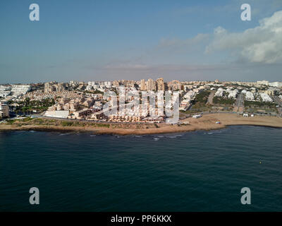 Antenne Panoramafoto suburban Häuser in den Miromar Wohngegend von La Mata. Oberhalb der oberen Ansicht stadtbild städtische Szene, grüne ruhige Seenlandschaft. Provinz Stockfoto