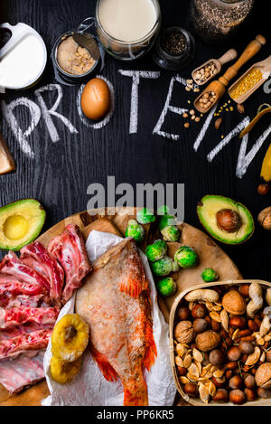 Best Foods High in Protein. Gesunde Ernährung und Diät Konzept Auswahl an gesunden Proteinquelle und Body Building essen. Fleisch Schweinefleisch, roten Fisch Eier dair Stockfoto