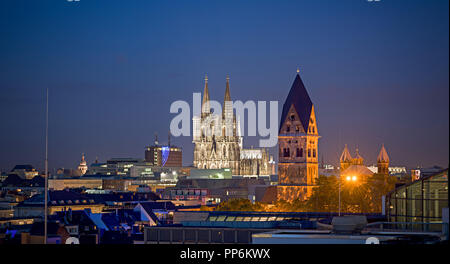 Kölner Dom bei Nacht beleuchtet. Stockfoto