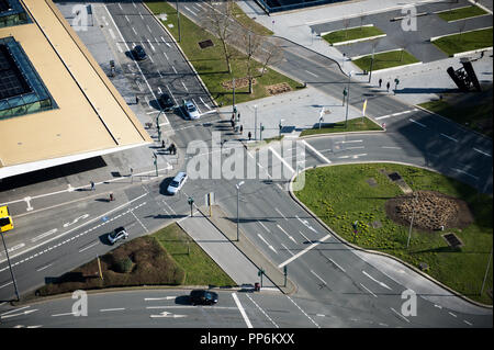 Eine Stadt, die Kreuzung in Essen mit Gebäuden und Autos von oben gesehen. Stockfoto