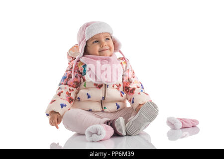 Portrait von glücklichen kleinen Baby Mädchen mit rosa winter Hut und flauschige Fell auf weißem Hintergrund Stockfoto