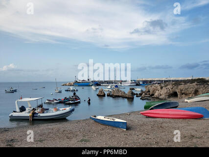 Insel Tabarca, Spanien - 4. September 2018: Boote auf den Strand der Insel Tabarca. Berühmte Reiseziele für Urlauber im Sommer. Spanien Stockfoto