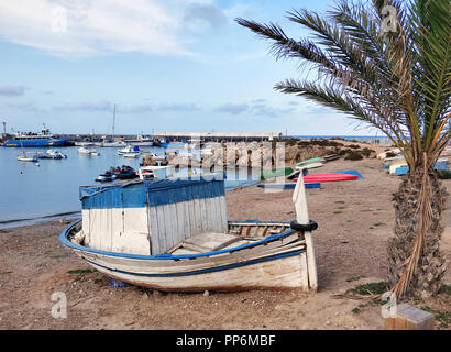 Fischerboote am Strand von Insel Tabarca. Berühmte Reiseziele für Urlauber im Sommer. Spanien Stockfoto