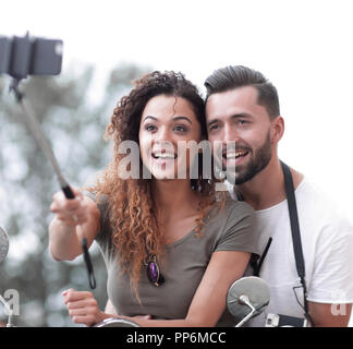 Männliche und weibliche auf Motorroller in einer Stadt. Stockfoto