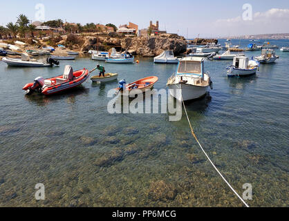 Insel Tabarca, Spanien - 4. September 2018: angedockt Angeln motor Boote in der Bucht von Mittelmeer Insel Tabarca. Berühmte Reiseziele Stockfoto