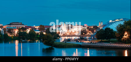 Minsk, Weißrussland. Berühmte Sehenswürdigkeiten im Sommer am Abend in der Nacht Leuchten aufleuchten. Trinity Suburb oder Trojeckaje Pradmiescie und die Kathedrale des Heiligen Geistes Stockfoto