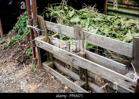 Komposthaufen konstruierte Form Holzpaletten in Zuteilung. Stockfoto