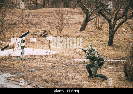 Re-Enactor gekleidet, wie Deutsche Wehrmacht Infanterie Soldat im Zweiten Weltkrieg II WK Schießen aus Riifle. Stockfoto