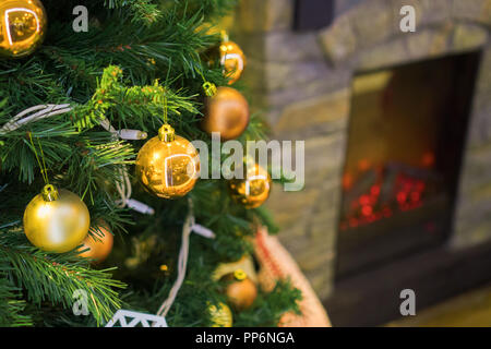 Festlichen Weihnachtsbaum auf dem Hintergrund der einen Kamin. Stockfoto