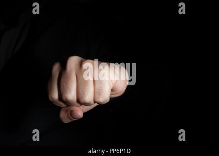 Die menschliche Hand ist durch Licht auf schwarzem Hintergrund, Power concept gezeichnet, Ansicht schließen Stockfoto