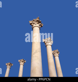 Fünf Säulen eines klaren blauen Himmel bei Ruinen der Stadt bummeln, das Asklepieion von Kos Insel, Griechenland, wo Hippokrates seine medizinische Ausbildung erhielt. Dieser antiken griechischen Stockfoto