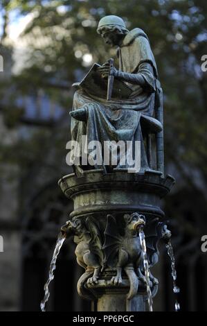 Niederlande. Utrecht. St. Martin's Cathedral. Mittelalter. Französischen Gotik. Evangelische Kirche seit 1580. Kloster Brunnen. Statue mit einem bronze Abbildung eines Mönchs schreiben (1913). Detail. Stockfoto