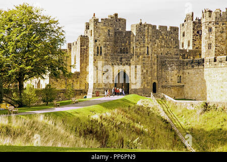 Alnwick Castle und das Grundstück Sitz des Percy Familie und Stammsitz des Herzogs von Northumberland in der Landschaft von Northumberland England Großbritannien Stockfoto