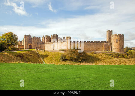 Alnwick Castle und das Grundstück Sitz des Percy Familie und Stammsitz des Herzogs von Northumberland in der Landschaft von Northumberland England Großbritannien Stockfoto