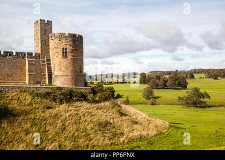 Alnwick Castle und das Grundstück Sitz des Percy Familie und Stammsitz des Herzogs von Northumberland in der Landschaft von Northumberland England Großbritannien Stockfoto