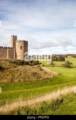 Alnwick Castle und das Grundstück Sitz des Percy Familie und Stammsitz des Herzogs von Northumberland in der Landschaft von Northumberland England Großbritannien Stockfoto