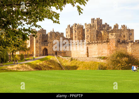 Alnwick Castle und das Grundstück Sitz des Percy Familie und Stammsitz des Herzogs von Northumberland in der Landschaft von Northumberland England Großbritannien Stockfoto