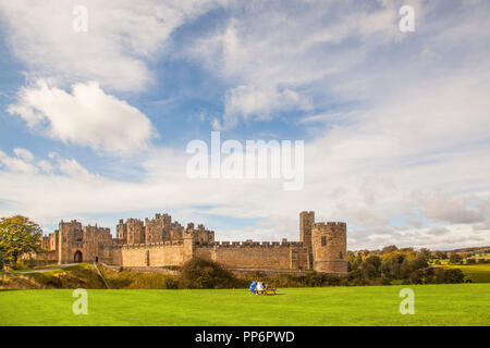 Alnwick Castle und das Grundstück Sitz des Percy Familie und Stammsitz des Herzogs von Northumberland in der Landschaft von Northumberland England Großbritannien Stockfoto