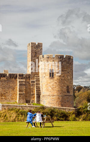 Alnwick Castle und das Grundstück Sitz des Percy Familie und Stammsitz des Herzogs von Northumberland in der Landschaft von Northumberland England Großbritannien Stockfoto