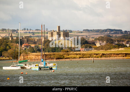 Warkworth Castle vom Hafen aus gesehen an Schlendern über die Mündung und Fluß Coquet mit Segeln und Angeln boote Northumberland, England Großbritannien Stockfoto