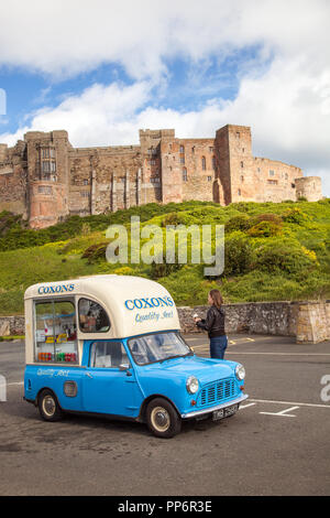 Austin Morris Mini Auto van umgewandelt in ein Eis van vor Bamburgh Castle Northumberland, England UK geparkt Stockfoto