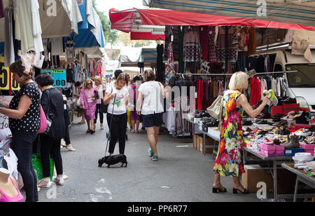 Italien - lokale italienische Menschen Einkaufen in der wöchentliche Markt Siena, Siena, Toskana, Italien, Europa Stockfoto