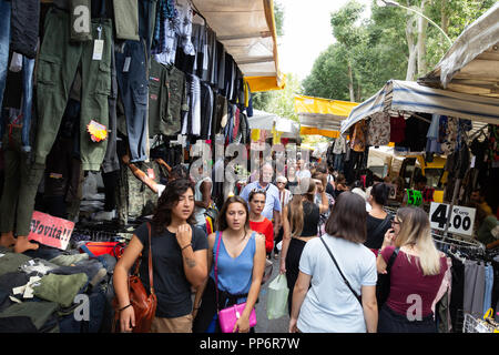 Italienische Volk Einkaufen in der wöchentliche Markt, Siena, Toskana Italien Europa Stockfoto
