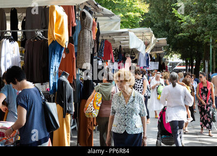 Italienische Volk Einkaufen in der wöchentliche Markt, Siena, Toskana Italien Europa Stockfoto