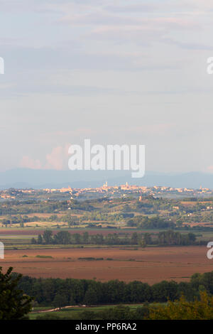 Toskana Landschaft gegenüber der Stadt Siena in der Ferne, Siena, Toskana Italien Europa Stockfoto