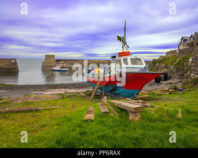 Fischerboote im Hafen im Dorf Craster Northumberland England Großbritannien an der Nordostküste Heimat Die Craster Kippers Stockfoto