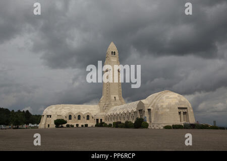 Beinhaus von Douaumont (Ossuaire de Douaumont) in Fleury-devant-Douaumont in der Nähe von Verdun in der Meuse region im Nordosten Frankreichs. Überreste von mindestens 130.000 unbekannter französischer und deutscher Soldaten in der Schlacht von Verdun im Ersten Weltkrieg gefallen sind in der unterirdischen Krypta unter der Gedächtniskirche von französischen Architekten Léon Azema, Max Edrei und Jacques Hardy konzipiert und im Jahr 1932 abgeschlossen. Stockfoto