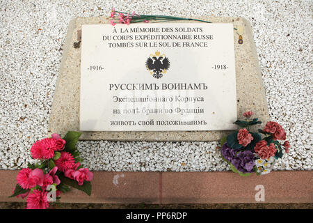 Denkmal für russische Soldaten in Frankreich während des Ersten Weltkrieges an der Russischen Soldatenfriedhof (Cimetière militaire Russe) in Saint-Hilaire-le-Grand in der Nähe von Saint-Hilaire-le-Grand in der Region Marne im Nordosten Frankreichs. Total 915 russische Soldaten der russischen Expeditionskorps in 1916-1918 gefallen sind auf dem Friedhof begraben. Stockfoto