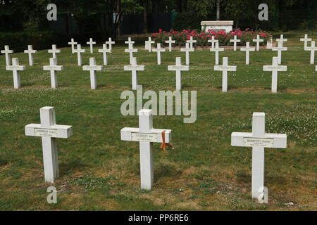 Gräber von russischen Soldaten in Frankreich während des Ersten Weltkrieges an der Russischen Soldatenfriedhof (Cimetière militaire Russe) in Saint-Hilaire-le-Grand in der Nähe von Saint-Hilaire-le-Grand in der Region Marne im Nordosten Frankreichs. Total 915 russische Soldaten der russischen Expeditionskorps in Frankreich gefallenen 1916-1918 sind auf dem Friedhof begraben. Stockfoto