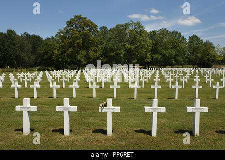 Gräber von französischen Soldaten während des Ersten Weltkrieges an der Plivot National Cemetery (Nécropole Nationale de la Ferme de Plivot) in der Nähe von plivot in der Region Marne im Nordosten Frankreichs. Über 8.000 französische Soldaten 1914-1918 im Ersten Weltkrieg gefallen sind auf dem Friedhof begraben. Stockfoto