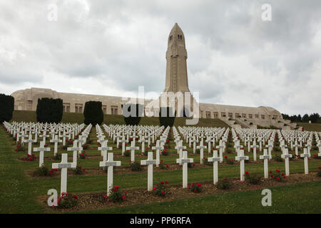 Beinhaus von Douaumont (Ossuaire de Douaumont) und den nationalen Friedhof von Douaumont (Nécropole nationale de Fleury-sur-Meuse) in Fleury-devant-Douaumont in der Nähe von Verdun in der Meuse region im Nordosten Frankreichs. Über 16.000 französische Soldaten in der Schlacht von Verdun im Ersten Weltkrieg gefallen sind auf dem Friedhof begraben. Überreste von mindestens 130.000 unbekannter französischer und deutscher Soldaten in der Schlacht um Verdun gefallen sind in der unterirdischen Krypta unter der Gedächtniskirche von französischen Architekten Léon Azema, Max Edrei und Jacques Hardy konzipiert und im Jahr 1932 abgeschlossen. Stockfoto