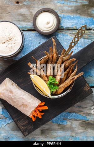 Bier snack frittierte kleine Fische mit Karotten sticks Stockfoto