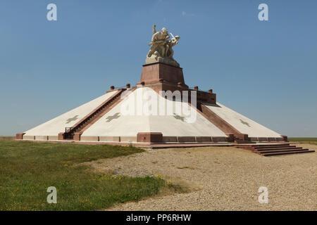 Navarin Memorial (Monument de Navarin) auch als Navarin Beinhaus (Ossuaire de Navarin) für die gefallenen Soldaten der Champagner Armeen zwischen Sommepy-Tahure und Saint-Hilaire-le-Grand in der Region Marne im Nordosten Frankreichs bekannt. Rund 10.000 französische Soldaten in den Schlachten von Champagner während des Ersten Weltkrieges sind im Beinhaus begraben unter der denkmal 1924 errichtet. Die Statue von dem französischen Bildhauer Maxime Real del Sarte überstieg die Gedenkstätte. Stockfoto