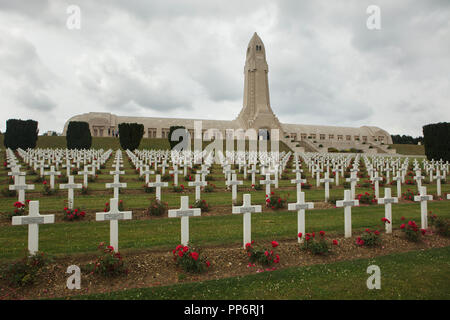 Beinhaus von Douaumont (Ossuaire de Douaumont) und den nationalen Friedhof von Douaumont (Nécropole nationale de Fleury-sur-Meuse) in Fleury-devant-Douaumont in der Nähe von Verdun in der Meuse region im Nordosten Frankreichs. Über 16.000 französische Soldaten in der Schlacht von Verdun im Ersten Weltkrieg gefallen sind auf dem Friedhof begraben. Überreste von mindestens 130.000 unbekannter französischer und deutscher Soldaten in der Schlacht um Verdun gefallen sind in der unterirdischen Krypta unter der Gedächtniskirche von französischen Architekten Léon Azema, Max Edrei und Jacques Hardy konzipiert und im Jahr 1932 abgeschlossen. Stockfoto