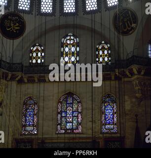 Die Türkei. Istanbul. Sultan Ahmed Moschee oder die Blaue Moschee. Von 1609 bis 1616 gebaut. Architekt, Sedefkar Mehmed Agha. Klassischen ottomanischen Stil. Im Inneren. Glasmalerei. Mihrab Bereich. Stockfoto