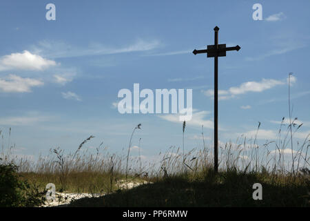 Memorial Iron Cross gewidmet, französischer Soldat Aristide Cassat während des Ersten Weltkrieges neben Navarin Memorial (Monument de Navarin), auch bekannt als die Navarin Beinhaus (Ossuaire de Navarin) zwischen Sommepy-Tahure und Saint-Hilaire-le-Grand in der Region Marne im Nordosten Frankreichs. Aristide Cassat diente in der 67th Infantry Regiment wurde im Alter von 21 Jahren am 27. September 1915 in der Lübecker graben verschwunden (Tranchée de Lübeck) während der zweiten Schlacht von Champagner. Stockfoto