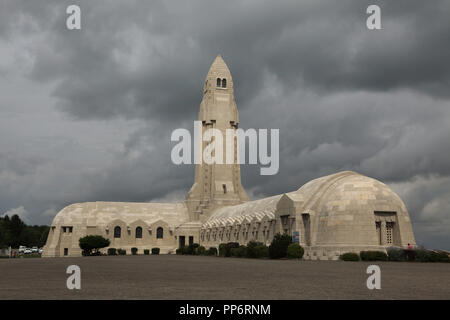 Beinhaus von Douaumont (Ossuaire de Douaumont) in Fleury-devant-Douaumont in der Nähe von Verdun in der Meuse region im Nordosten Frankreichs. Überreste von mindestens 130.000 unbekannter französischer und deutscher Soldaten in der Schlacht von Verdun im Ersten Weltkrieg gefallen sind in der unterirdischen Krypta unter der Gedächtniskirche von französischen Architekten Léon Azema, Max Edrei und Jacques Hardy konzipiert und im Jahr 1932 abgeschlossen. Stockfoto