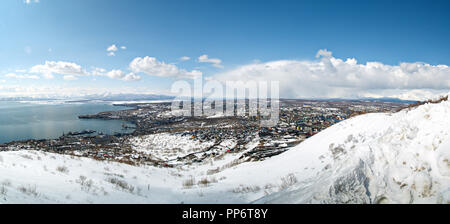 Panorama der Stadt Petropawlowsk-kamtschatski von der Spitze des Hügels Mishennaya im Winter bei schönem Wetter Stockfoto