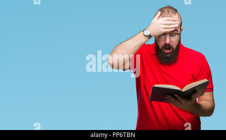 Junge hipster Mann mit Brille und lesen ein Buch über isolierte Hintergrund mit Hand betonte am Kopf, mit Scham und Überraschung Gesicht schockiert, wütend Stockfoto