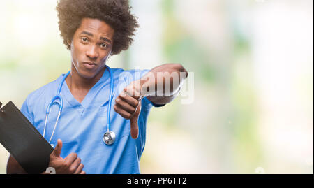 Afro-amerikanische Chirurg Arzt holding Zwischenablage Mann über isolierte Hintergrund mit Verärgerten Gesicht, negatives Vorzeichen zeigen Abneigung mit Daumen nach unten, Ablehnung Stockfoto