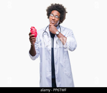 Afro-amerikanische Kardiologe Arzt Mann über isolierte Hintergrund ernstes Gesicht denken über Frage, sehr verworrene Vorstellung Stockfoto