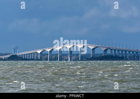 Schlechte Wetter kommt von der Olandbridge, Schweden Festland mit der Insel Oland in der Ostsee Stockfoto