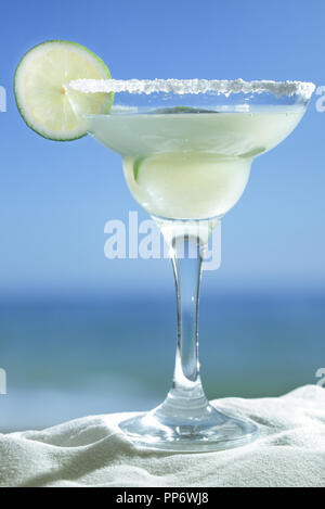 Margarita serviert mit Slice von Kalk und Salz auf dem Glas rim Stockfoto